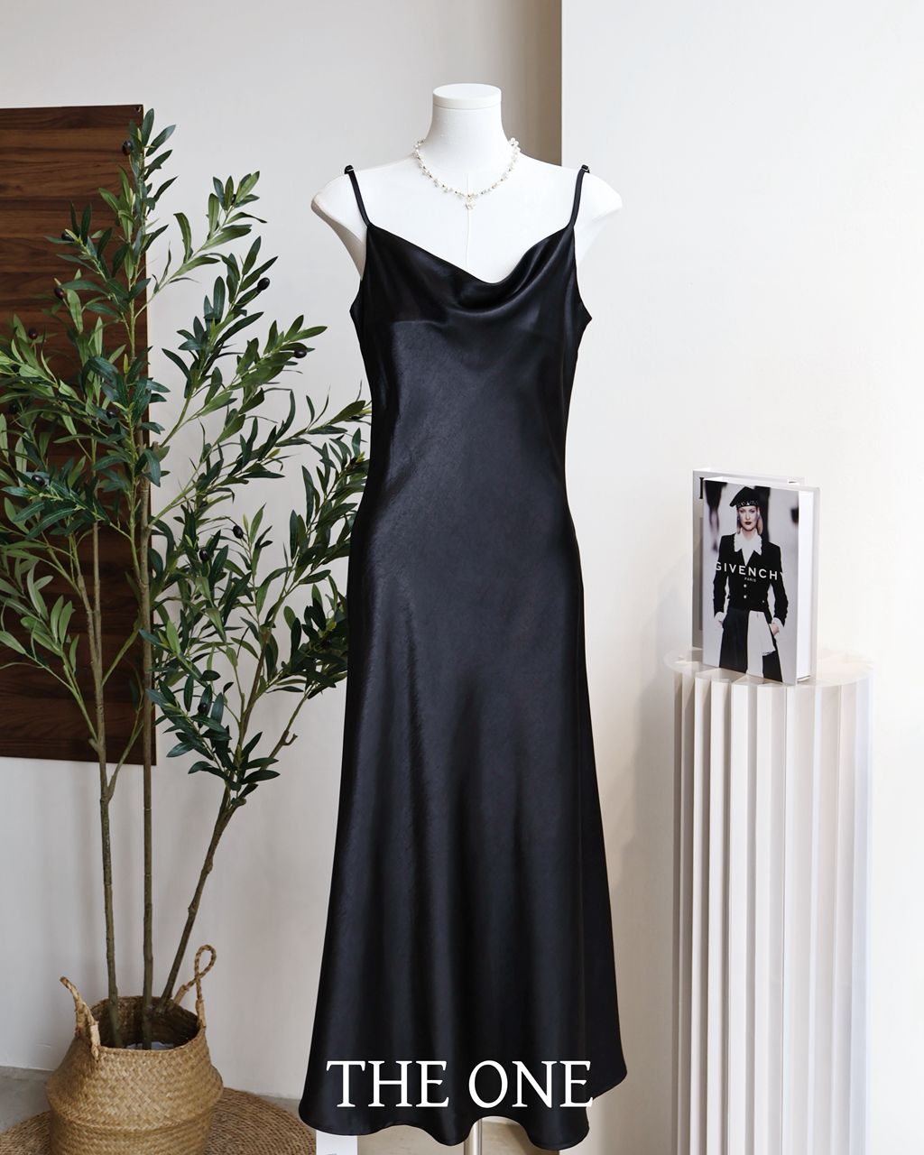 Satin V Neck Dinner Dress🥂 缎面V领吊带连衣裙