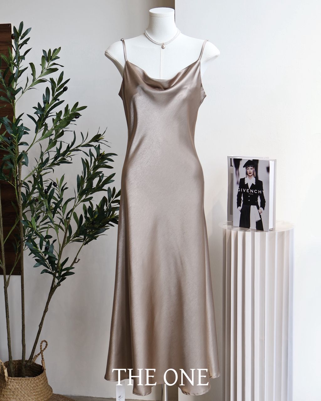 Satin V Neck Dinner Dress🥂 缎面V领吊带连衣裙